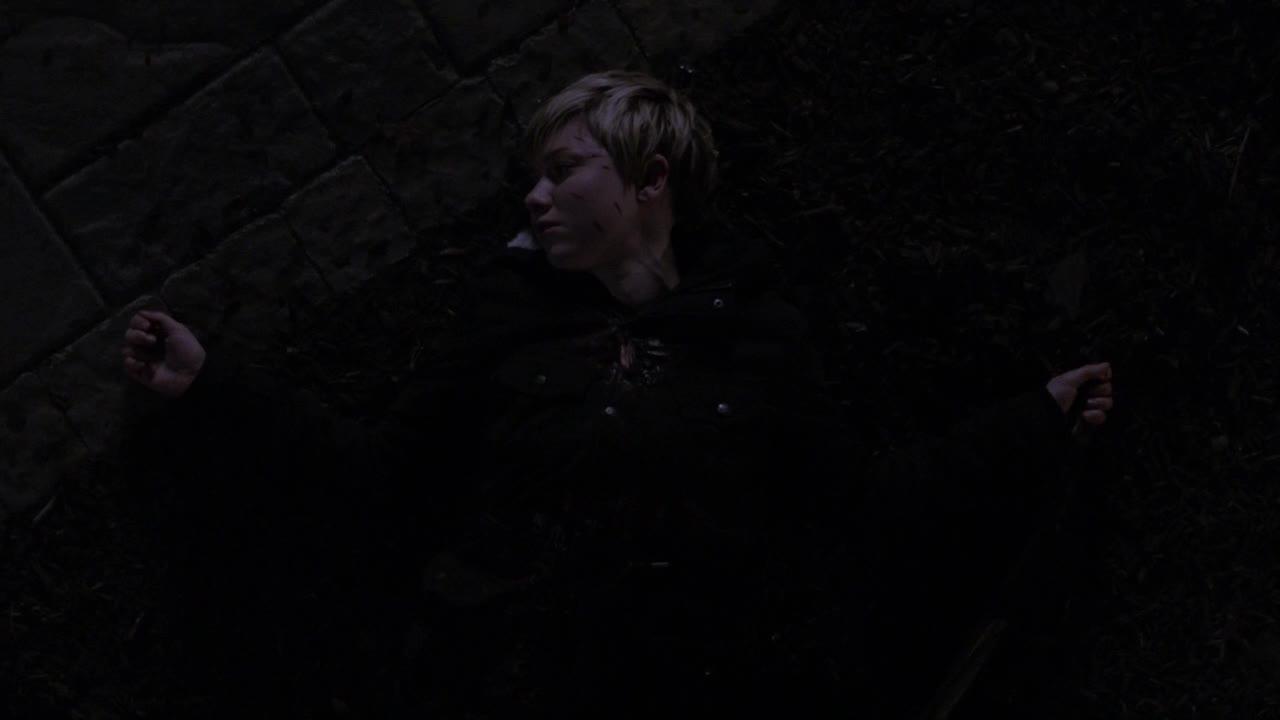 Claire qui s'aventure seule telle une guerrière... SÉRIEUSEMENT ????? Quelle est stupide cette fille c'est pas possible.
Bon elle réussit à tuer Emma, pas si mal. Les jumeaux pop up de nul part... Comment ils sont arrivés là hein ?!?!
Pendant ce temps là, Joe fait son show... Ryan et Mike devancent encore le FBI et sont les seuls sur place.... LOL ?! C'est la série qui se moque le plus du FBI, ils servent vraiment à rien, sont toujours à la traîne les pauvres...
Trop d'incohérences, ça en devient grisant...