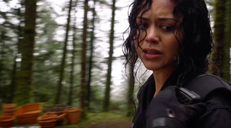 please let her die in the next episode, i don't think she is smart and bring back to the group Jamie!