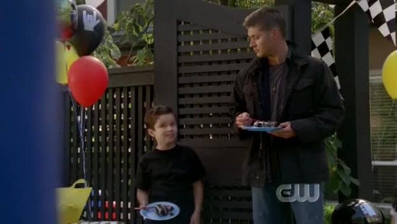 dean can keep saying he doesn't like kids but look him cmon. CUTIE PIE 🙊