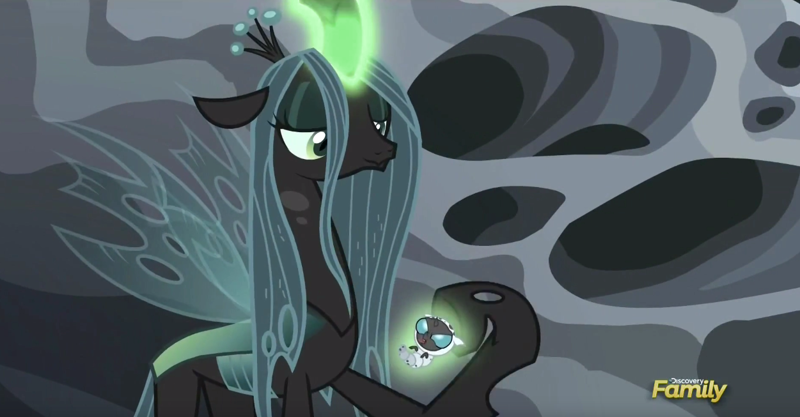 I feel like there were tons of fan fictions like these going around when the royal wedding episode just came out, but it was nice nonetheless!
And we got to see Queen Chrysalis again!