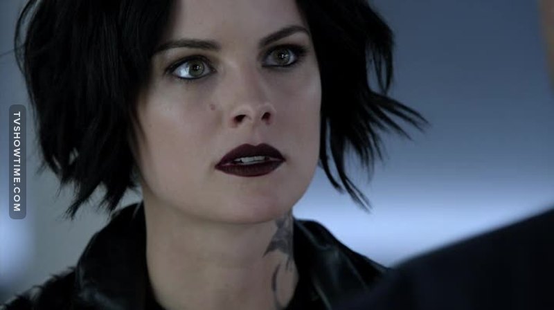 She is so hot with that makeup 😍