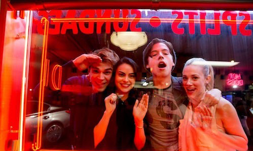 "A blond girl a ravened hair girl and the luckyest redhair boy in the world "
Jughead Jones love you 💖
My favorites in one picture 💞💞