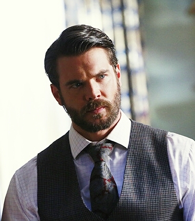 Please tell me I'm not the only one that misses suit and tie, bearded Frank.