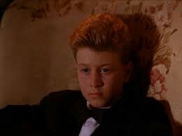 When I saw this episode I thought: "Fucking David Lynch, he put a tiny version of himself in the magic kid scene". In fact, is his real son 😂😂