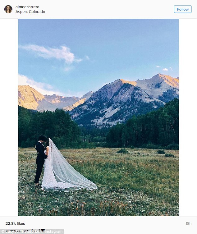 In this show Sofia says that her dream wedding would be in Aspen... and in real life the actress married... in ASPEN ! So cute !