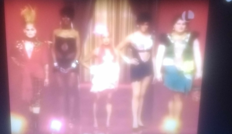 Mds que coisa estranha, chega a dar medo kkkkk, parece um ep de American Horror Story: Freak Show!! É incrível como a segunda temporada já tem uma qualidade absurdamente maior que essa.