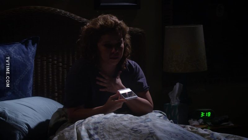 Esse episódio foi muito especial pra mim. Sou portador do Transtorno Obsessivo Compulsivo e sofro de depressão e ansiedade. Comecei a me medicar este mês e me identifico com todo o episódio da Penélope, desde não entender o que está errado e gerar uma auto-punição até ter medo de não estar no controle. Também sei o que é ter uma família amorosa que faria tudo pra ver você fora do buraco.
Estou grato que a equipe de One day at a time decidiu focar mais esse tabu. Acredito que fazendo isso eles podem ajudar muitas pessoas.