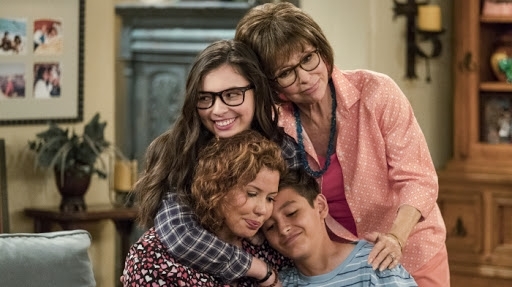 Rita Moreno dançando no começo do episódio 💜
Penelope também usa o meu método para estudar hahaha
Fiquei com dó da Elena sofrendo por causa do pai, mas fico feliz dela ter uma família maravilhosa que a apoia e a ama muito 😍
Que família linda, meu Deus! Ajudando a Penelope a estudar! Eles me emocionam todo episódio 💜