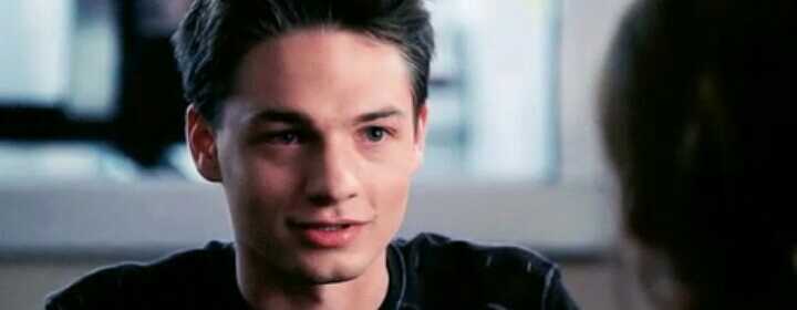 I don't know about you guys, but I can get over the fact that Ephram let his hair grow, when in season 2 he looked not like a snack but the whole meal.
I mean... Why, man???? 😩