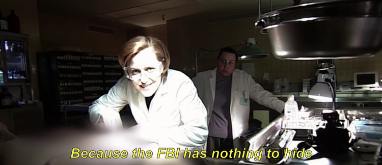 Scully hiding from the cameras and closing the door of the car and Mulder talking and explaining things to them 😂