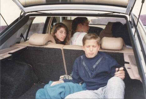 I can’t wait to watch this episode. I really love this two interacting!! It will be hilarious to see what they mention during the school reunion 😂
For the ones who don’t know, Andy (Jake) and Chelsea (Gina) grew up together in San Francisco, they went to the same elementary school and even she had a crush on him!