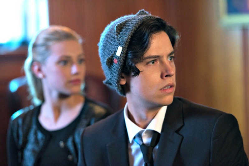 ▪️En tombant sur des photos de Riverdale et de Jug je me suis demandé pourquoi il avait ce style de bonnet et me suis dit...son bonnet est retroussé et coupé comme une couronne👑...
Et qui porte des couronnes??
Les rois...
Ne serions-nous pas à la recherche d'un roi en ce moment?😨😨
▪️I falling on photos of Riverdale and Jug, I wondered why he had this style of bonnet and told me... his bonnet is rolled up and cut like a crown👑...
And who wears crowns??
The Kings...
Wouldn't we be looking for a king at
the moment?😨😨