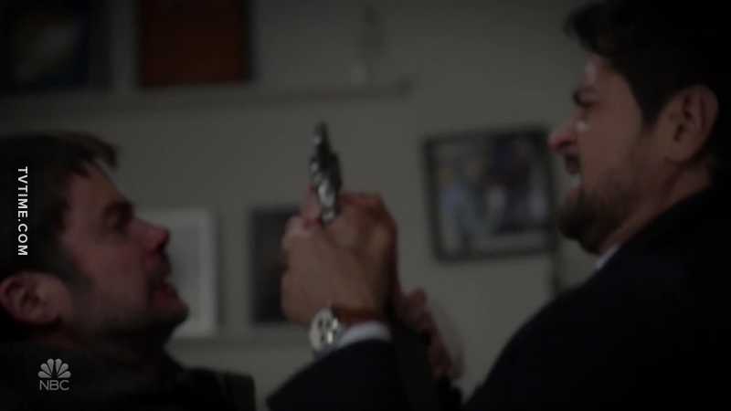 A pesar de que el personaje de Jared es uno de los más repugnantes de la serie (él sabe lo que es mejor para ella y tiene que cuidarla y protegerla... asquito de machirulismo en vena), espero que haya sido una bala perdida porque creo que Zeke no se merece cargar con su muerte y quedar como el malo cuando ha sido Jared el que iba dispuesto a matarlo. Además Michaela debe ver la verdadera cara del machote de su ex prometido.