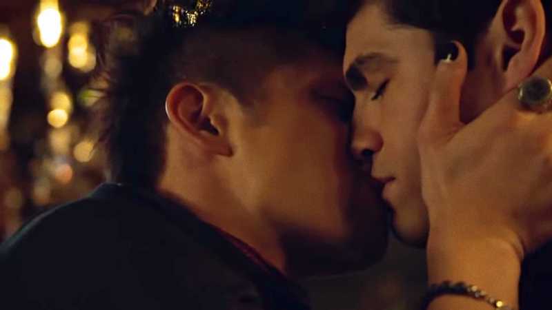 — "No, no, no. Please. I've lost everything ...I can't lose you too, Alec. Okay? Stay with me, okay? Come on. Stay with me."
— "Magnus... I can't. I'm sorry." 💔