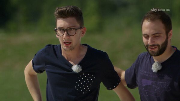 Un nuovo tipo di fangirl... MATTIA!! E qualcuno gli porti una bombola di ossigeno ahahahah